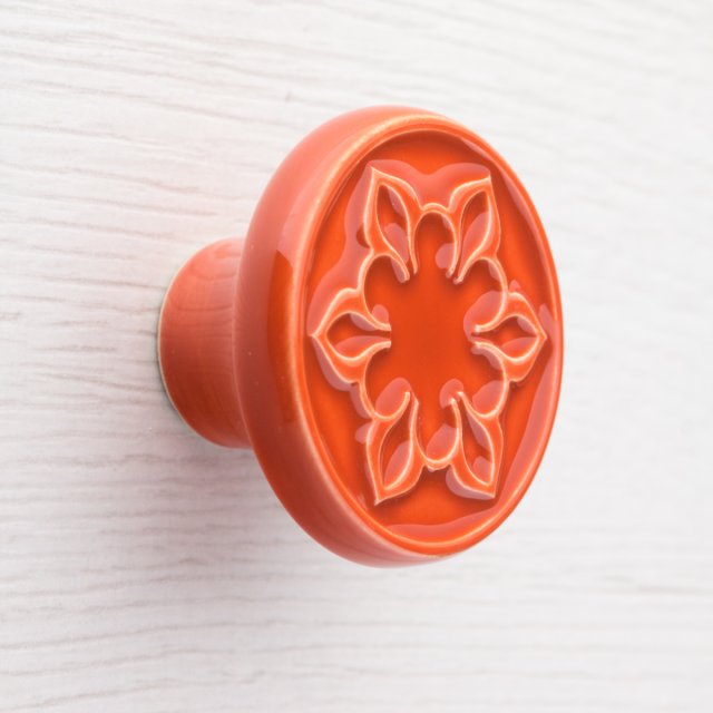 Ceramiczna gałka do mebli pomarańczowo-brązowa, wz.2