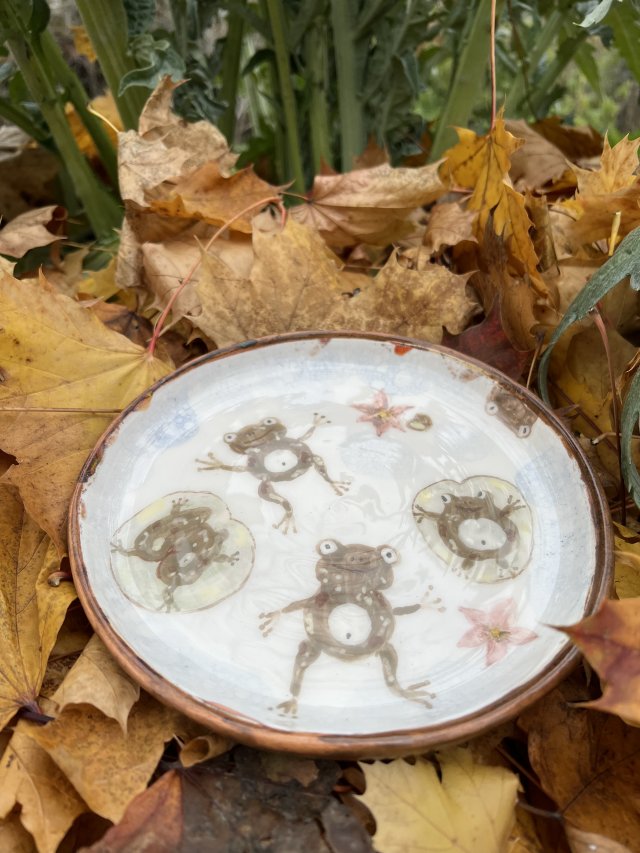 Ręcznie malowana ceramiczna miska – "Wesołe żabki" 16 cm