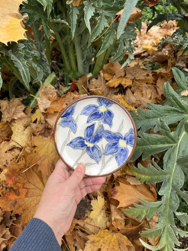 Ręcznie wykonany ceramiczny talerzyk deserowy – "Iris" 15 cm