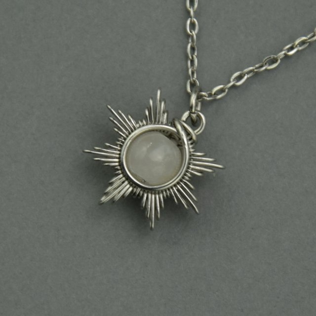 Mały wisiorek słoneczko kamień księżycowy, wire wrapping, stal chirurgiczna, słońce