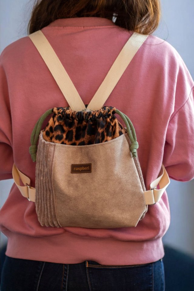 Welurowy mini plecak z kominem panterka