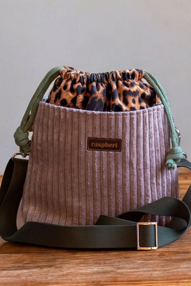 Listonoszka z kominem sztruks panterka