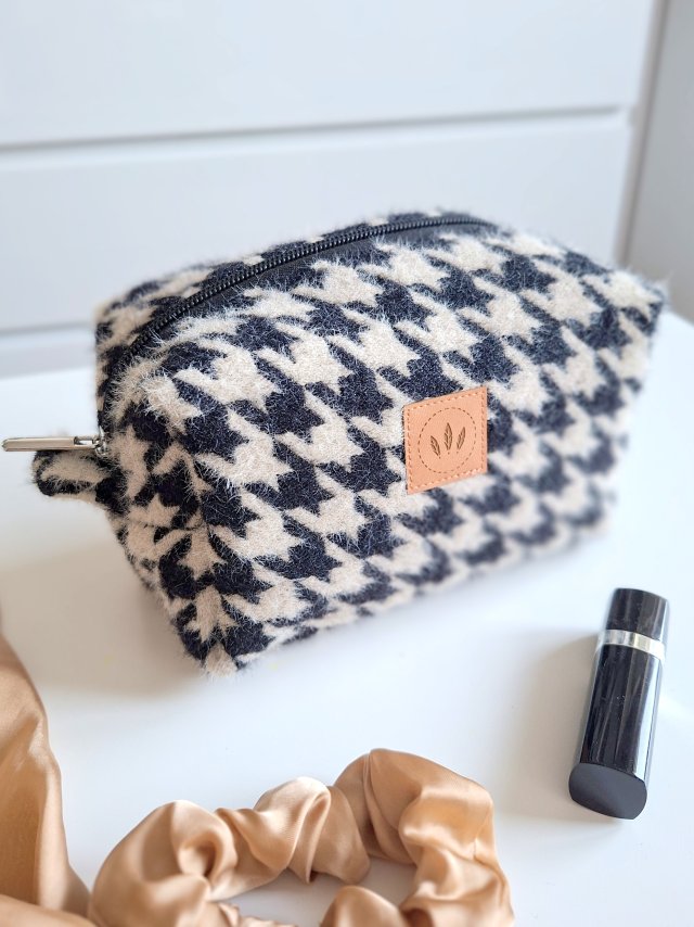 Puchata kosmetyczka kuferek Pepitka Beżowo-Czarna