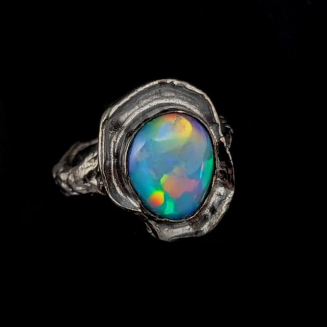 TĘCZOWY OPAL NA SREBRNEJ TACY