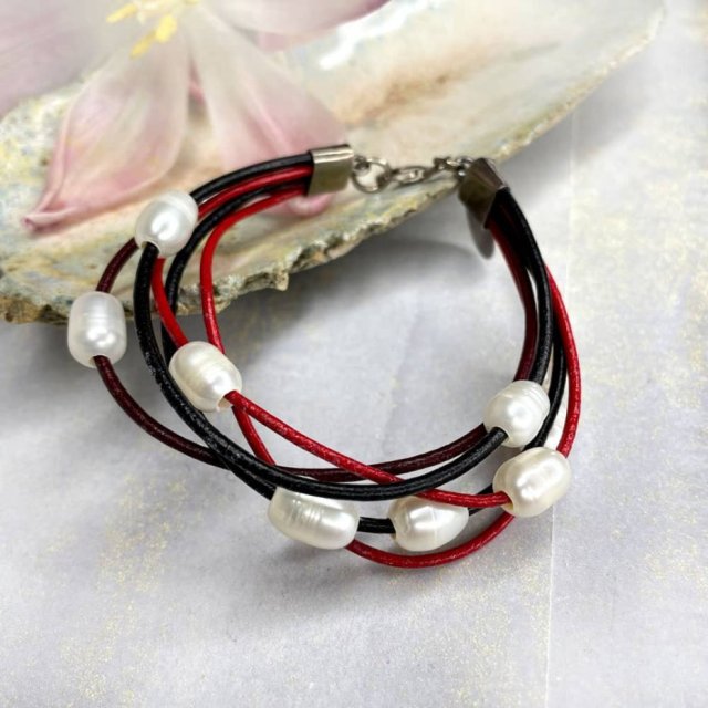 Bransoletka z rzemienia i pereł a1280