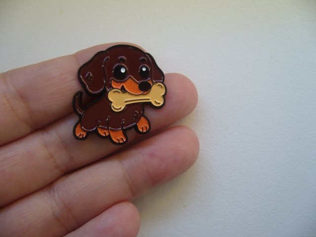 PIN PRZYPINKA BROSZKA PIES PIESEK JAMNIK Z KOŚCIĄ