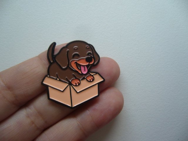 PIN PRZYPINKA BROSZKA PIES PIESEK JAMNIK W KARTONIE