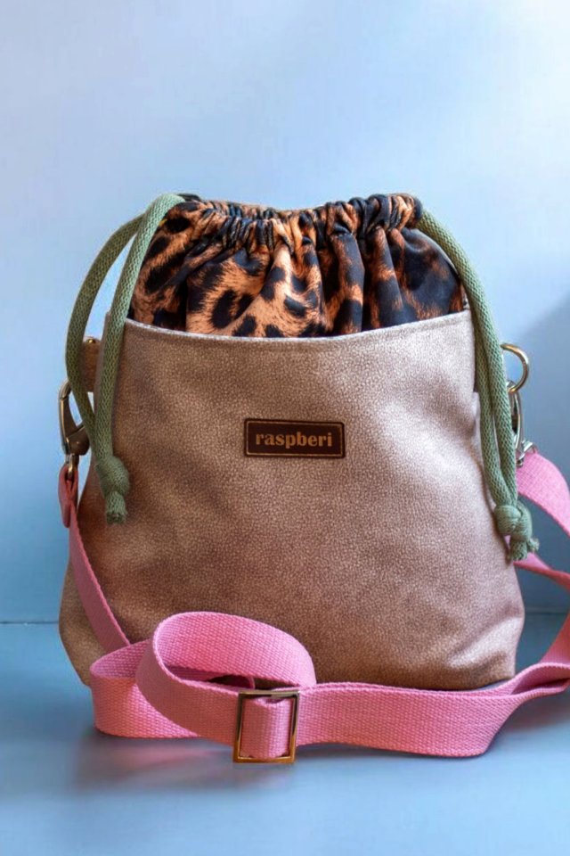 Brązowo-beżowa listonoszka z kominem w panterkę