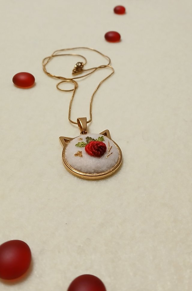 Ręcznie haftowany wisior  JENNY  stal szlachetna