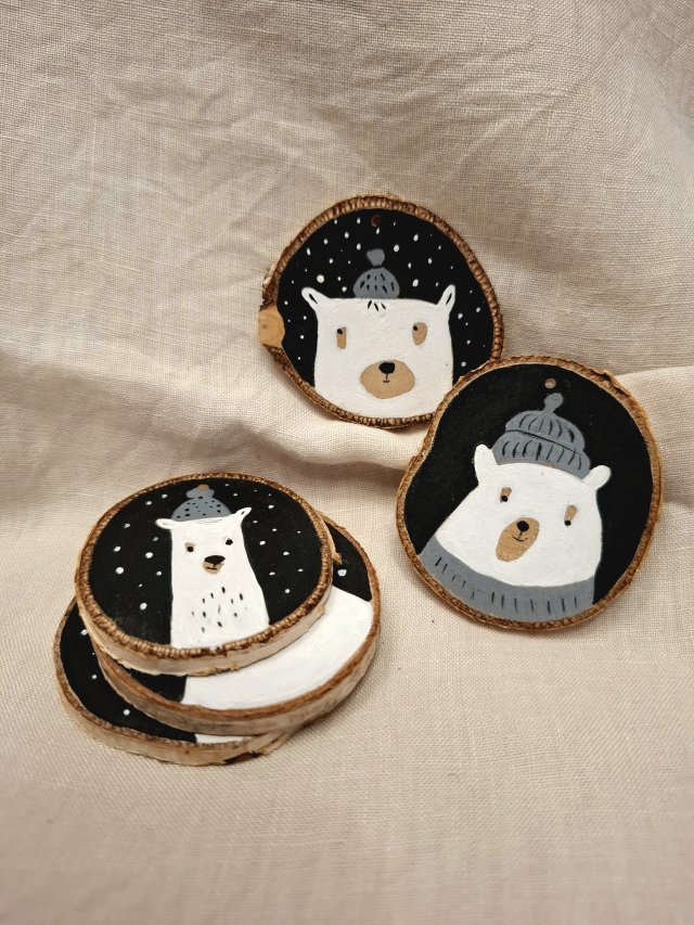 Drewniane zawieszki z motywem misia.