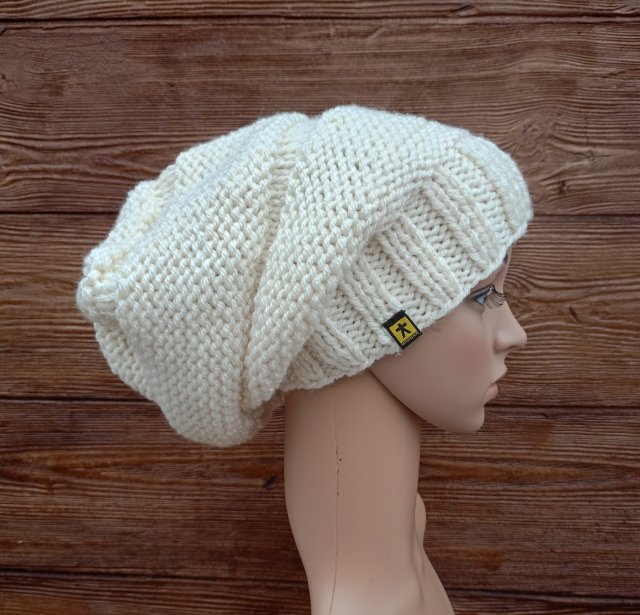 Kremowa czapa czapka