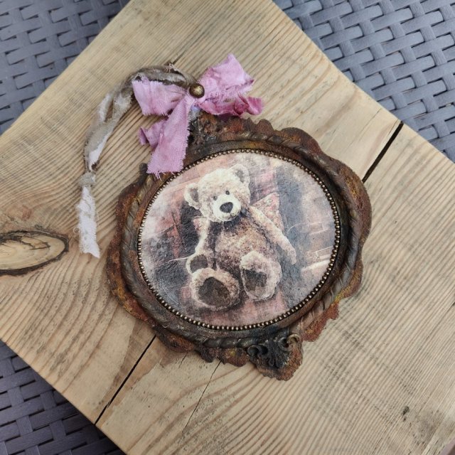 Rustykalna zawieszka vintage z misiem — dekor dla miłośników retro