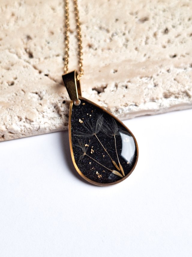 Wisiorek z żywicy z dmuchawcem łezka