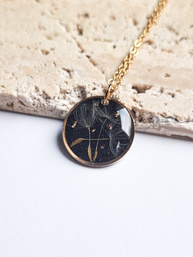 Wisiorek z żywicy z dmuchawcem kółko