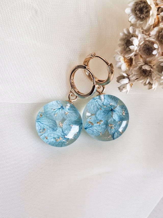 Kolczyki z suszonymi kwiatami hortensji