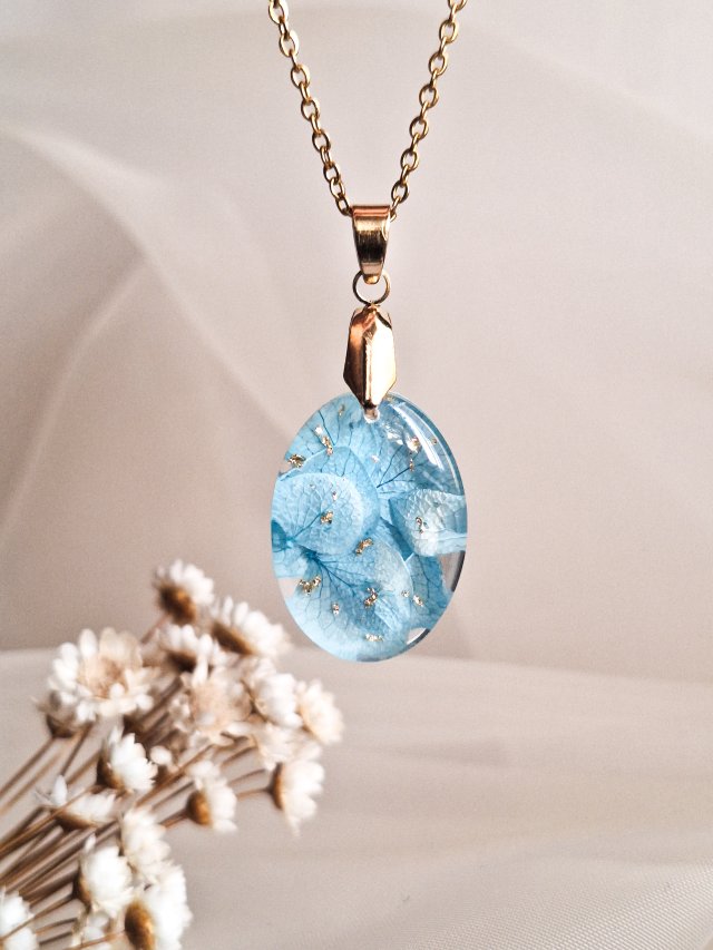 Wisiorek z żywicy z suszonymi kwiatami hortensji