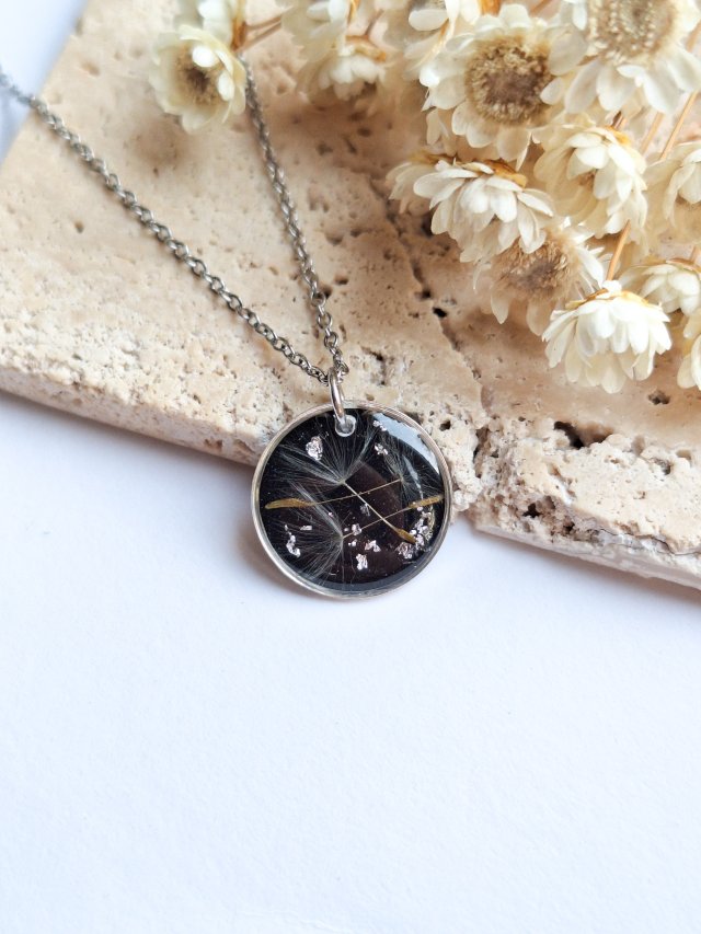 Wisiorek z żywicy z dmuchawcem kółko srebrne