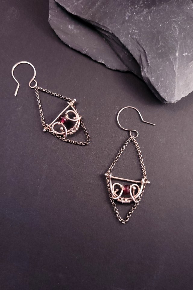 Sourire - Srebrne kolczyki wire wrapping z granatem – eleganckie wiszące kolczyki