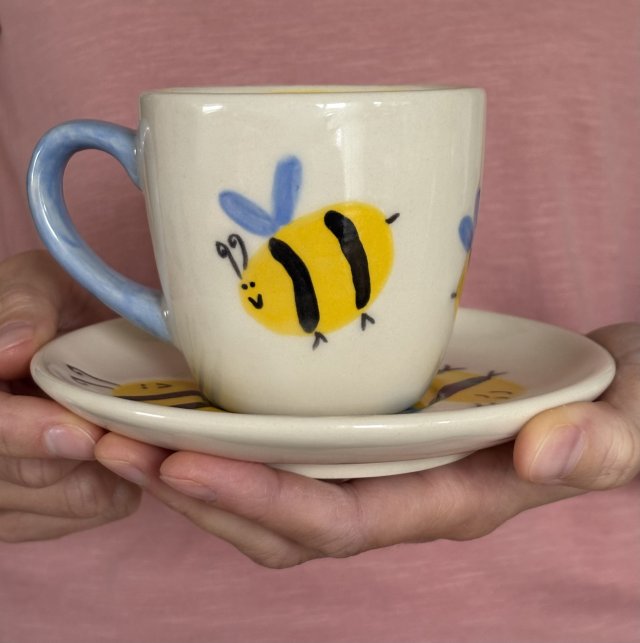Filiżanka z talerzykiem - pszczółki