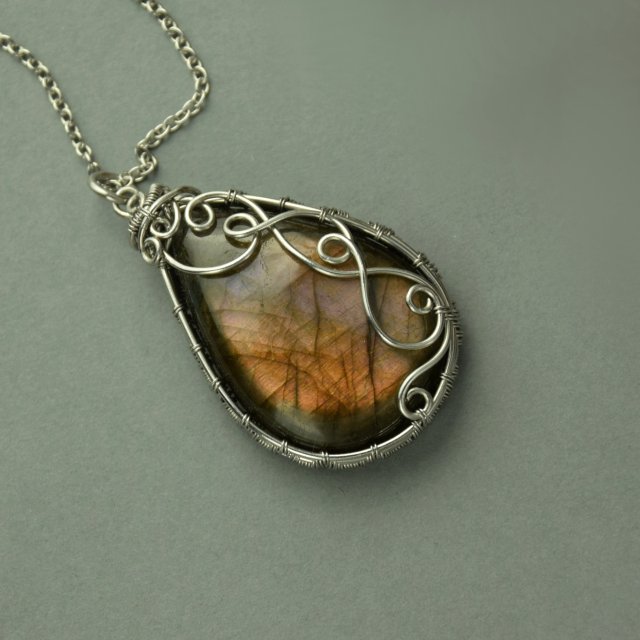 Wisiorek z labradorytem, wire wrapping, stal chirurgiczna, labradoryt wisior