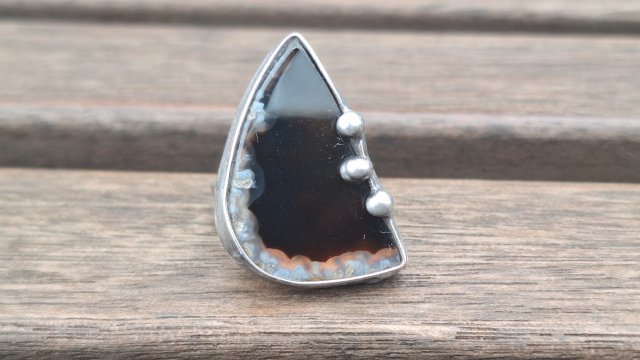 W czerni - pierścionek regulowany