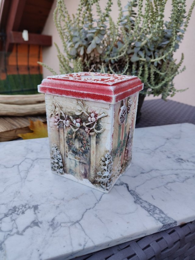 Świąteczne ręcznie zdobione pudełko ze świecznikiem duże