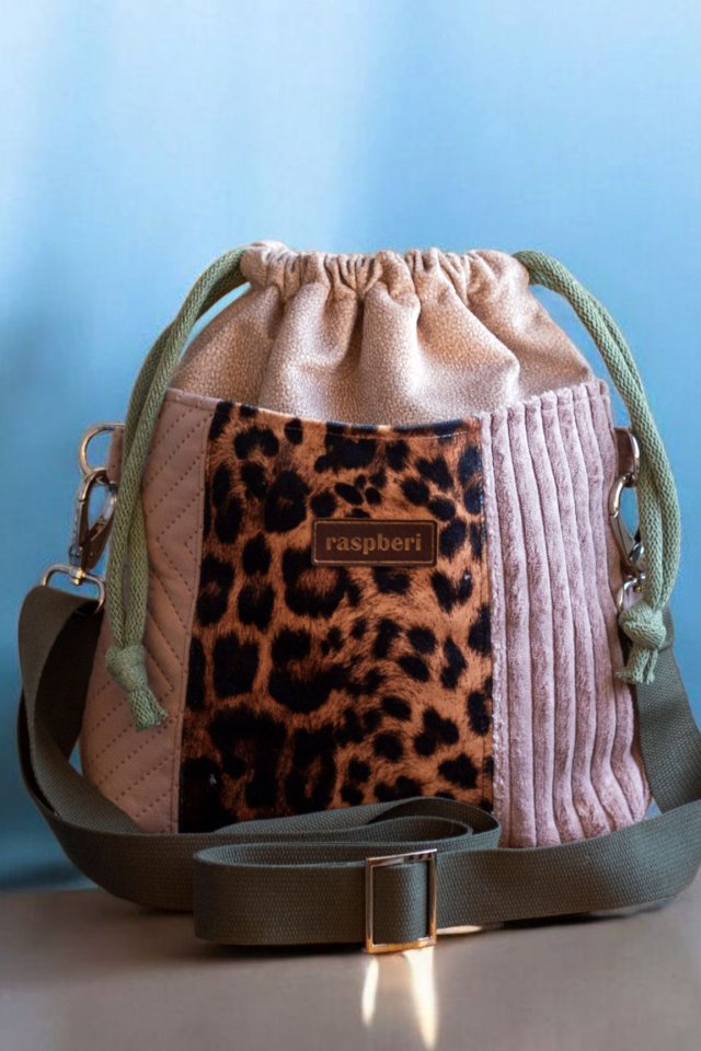 Patchworkowa listonoszka z kominem panterka