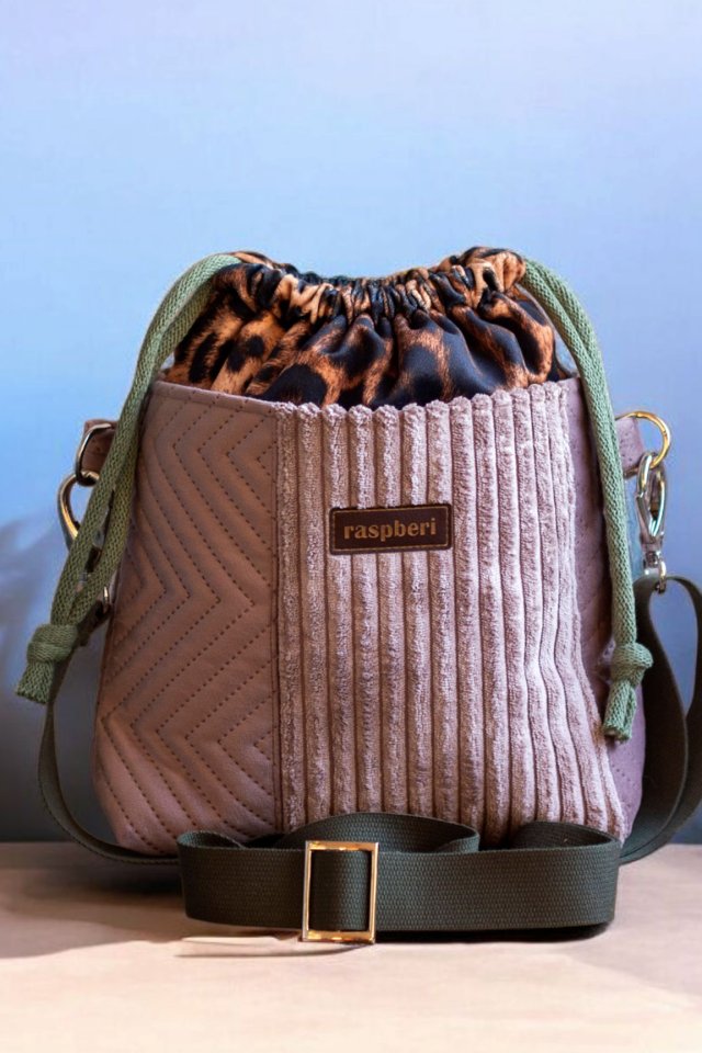 Listonoszka z kominem w panterkę