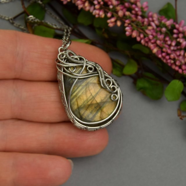 Wisiorek z labradorytem, wire wrapping, stal chirurgiczna, labradoryt wisior