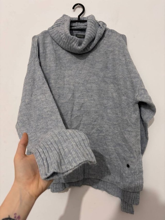 Ciepły niebieski sweter bluemotion z golfem oversize miękka przędza casual zimowy
