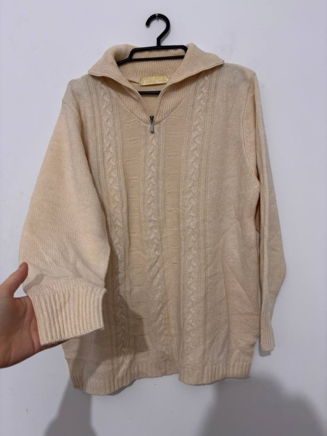 Kremowy sweter z zamkiem półgolf, ciepły prążkowany splot, miękki i wygodny