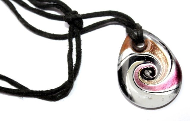 SZKLANY piękny  wisiorek na  rzemyku