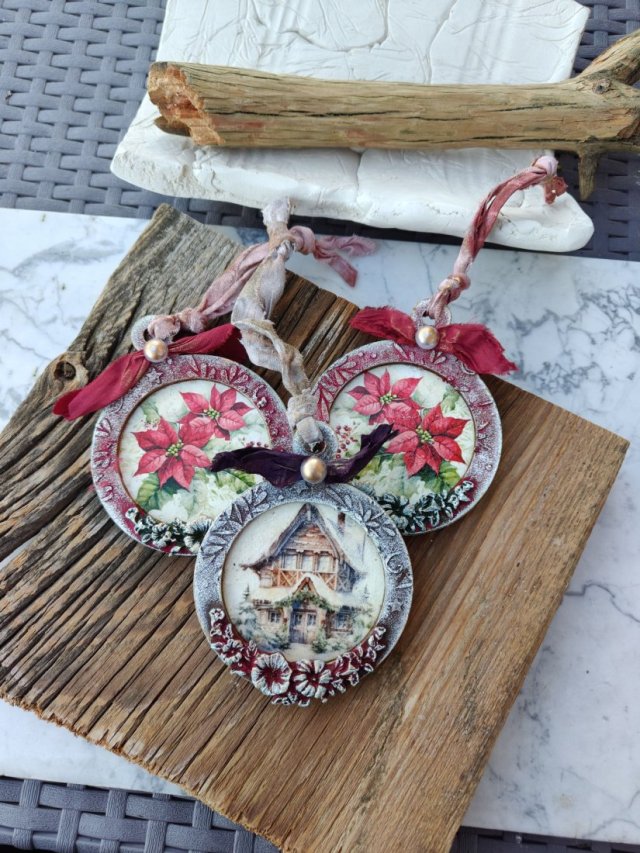 Zestaw Bożonarodzeniowych Zawieszek z Poinsecjami i Sceną Zimową