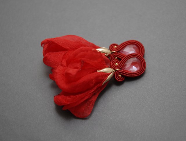 czerwone kolczyki sutasz z kwiatkiem