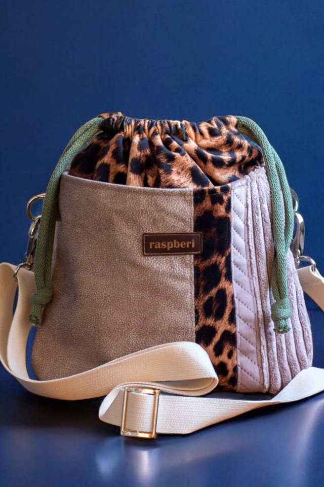 Patchworkowa listonoszka z kominem w panterkę