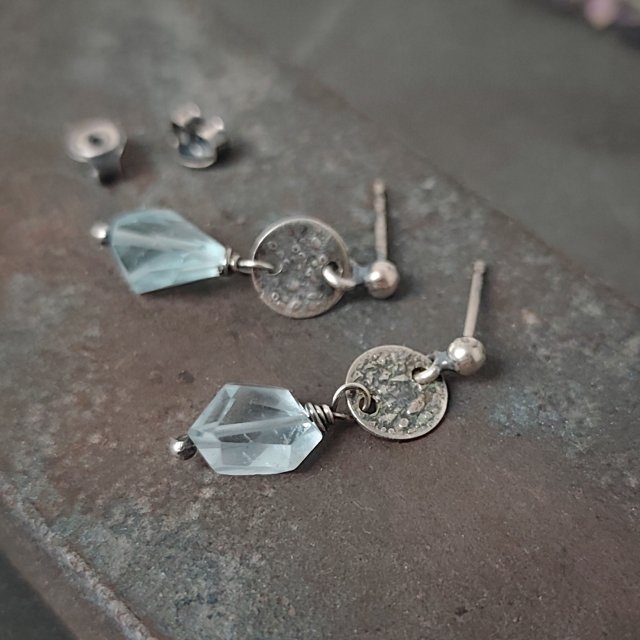 Kolczyki z akwamarynem i blaszką na sztyfcie