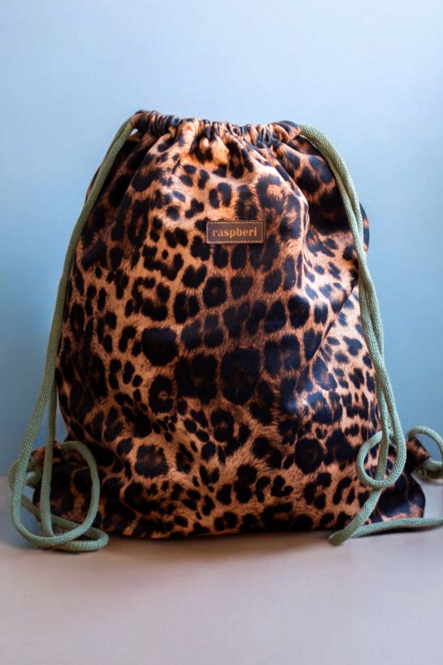 Welurowy workoplecak basic w panterkę