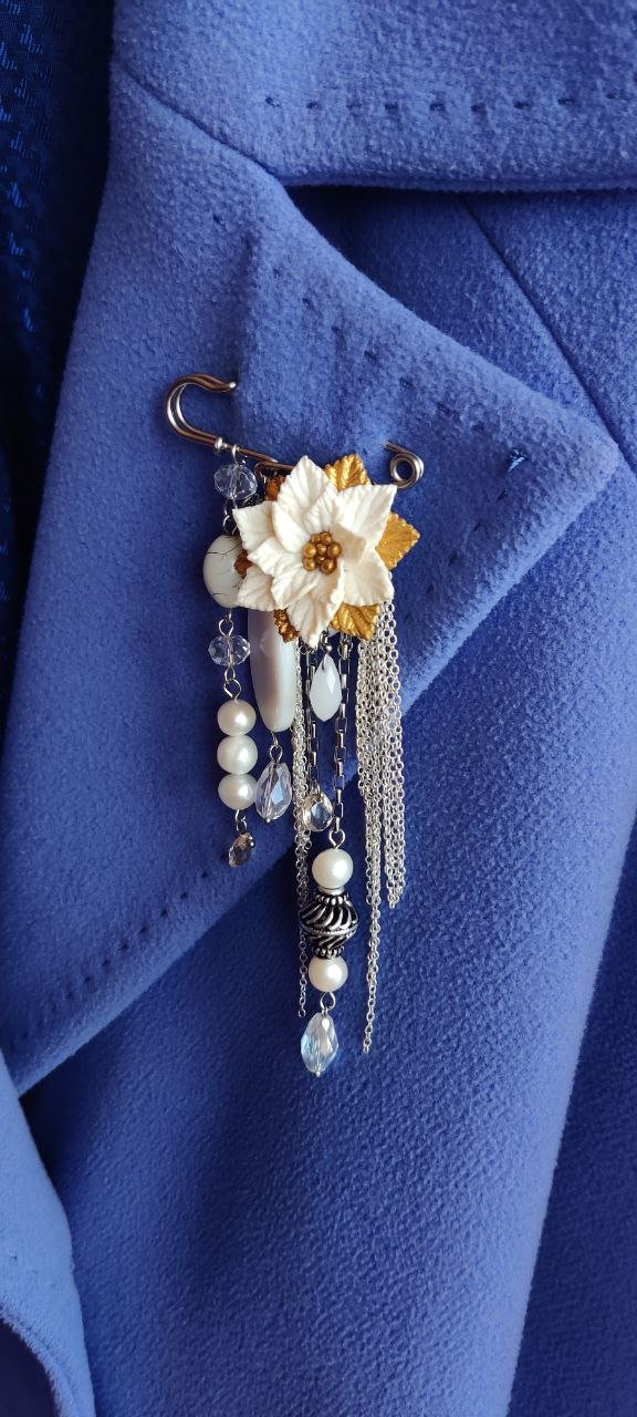 Broszka z kwiatem Gwiazdy betlejemskiej