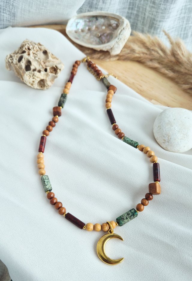 naszyjnik z naturalnych kamieni i drzewa cedrowego