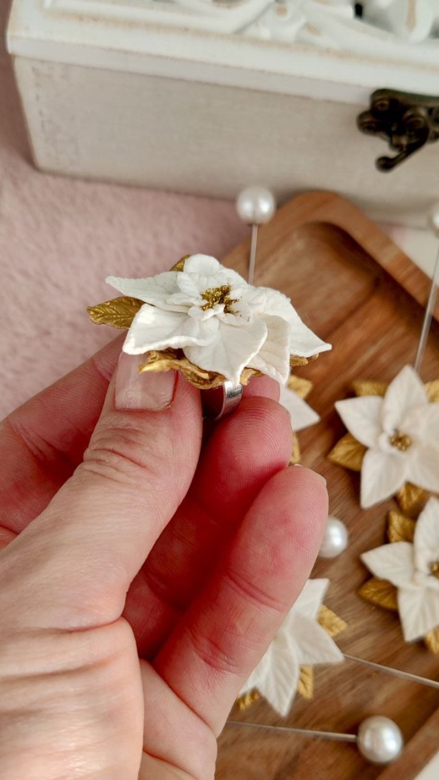 Pierścionek z białą poinsecją