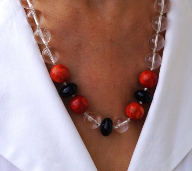 Naszyjnik z kwarcu, korala i onyksu 48 cm – ręcznie wiązany, supełkowany