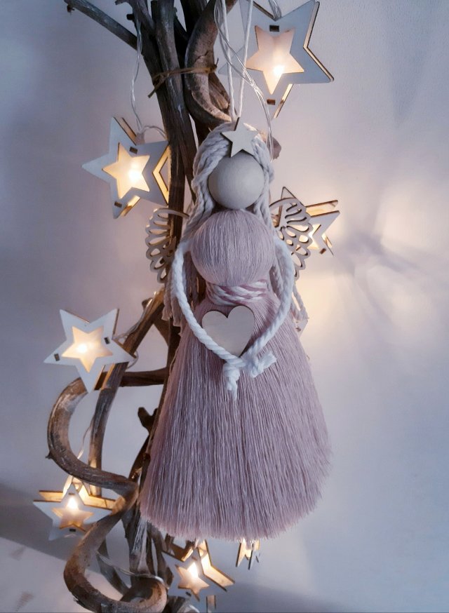 ANIOŁEK W JASNORÓŻOWEJ SUKIENCE