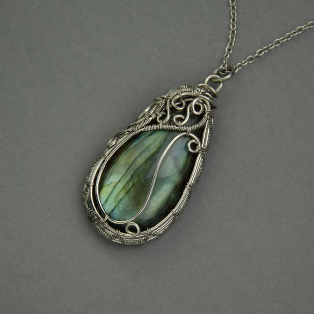 Wisiorek z labradorytem, wire wrapping, stal chirurgiczna, labradoryt wisior