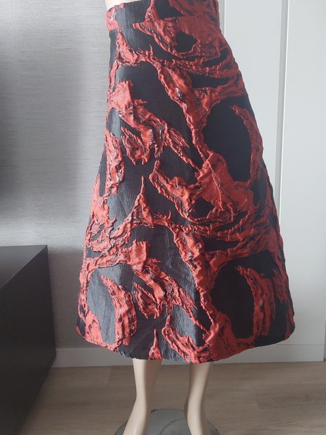 trójwymiarowa spódnica z metką