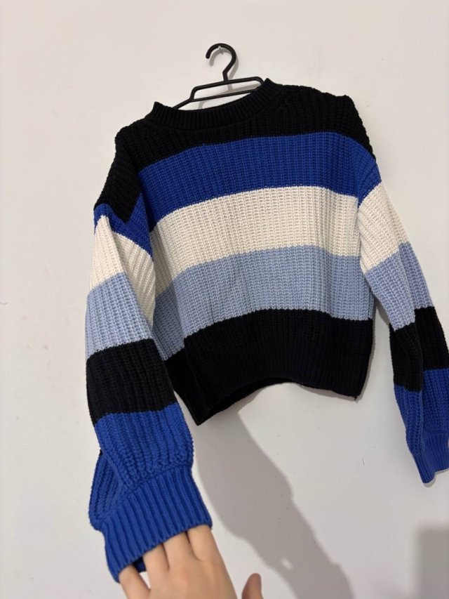 Krótki sweter w szerokie paski niebiesko-czarno-białe, cropped oversize Amy&Ivy S