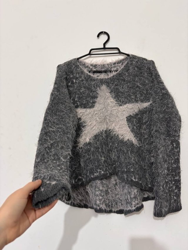 Puszysty sweter z dużą białą gwiazdą, włochacz "travis" 50% angora S M L