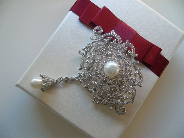 PERŁOWA BROSZKA WISIOR