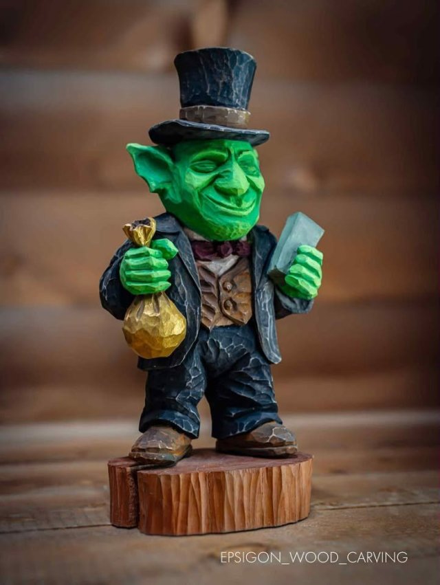 Ręcznie rzeźbiony goblin z drewna lipowego – kolorowa rzeźba z ośrodka sztuki ludowej w Paszynie