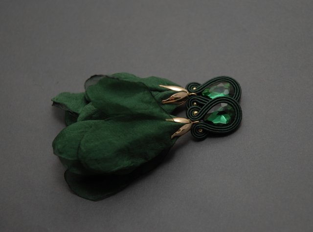 zielone kolczyki sutasz z kwiatkiem
