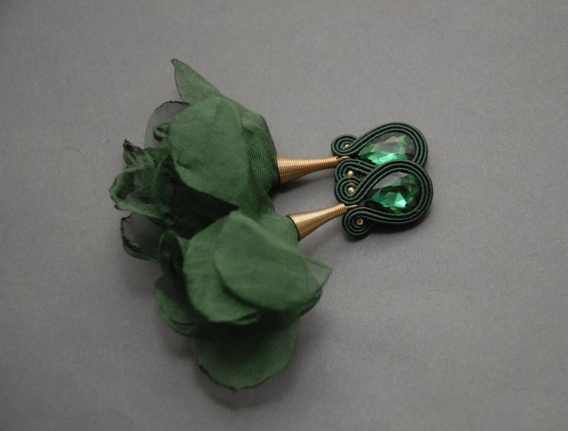 zielone klipsy sutasz z kwiatkiem